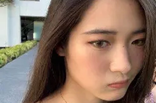 很多网友都在质疑他怎么可能发这么多工资。然而、小杨哥再次在直播间里回应称：公司员工虽然只有1000多人但是还有线多人她们很多是待在家的全职宝妈、也有一部分是短期没有找到工作的大学生、还有一些是因为